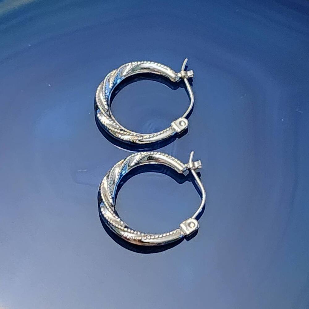 Vintage 14K Fine White Gold Corrugated Round Hoop Earrings - Picture 3 of 10